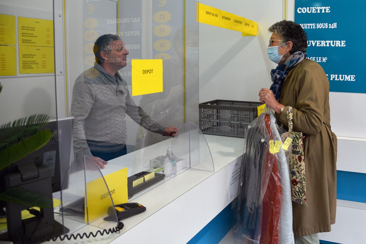 Dans son pressing, Stéphane Lavandier reçoit une seule personne à la fois au lieu de dix avant le confinement. (©Ville de Saint-Nazaire - Christian Robert)