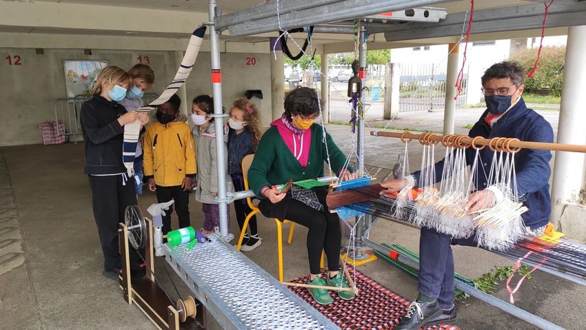 Dans le cadre du 1 % artistique, les artistes Olive Martin et Patrick Bernier ont investi l’école Brossolette avec leur métier à tisser nomade. Les tentures sont modelées au fil des rencontres avec les habitants et les écoliers.