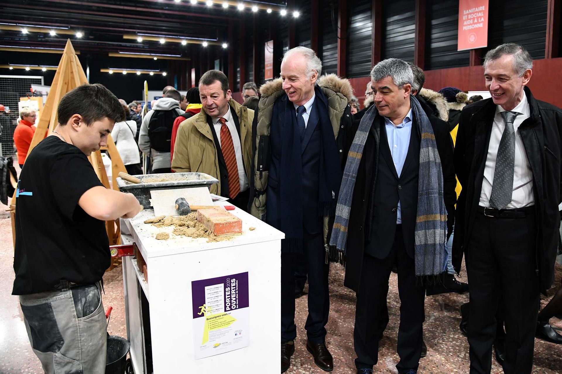 Les élus locaux et le sous-préfet de Saint-Nazaire visitent le salon Trajectoire. (©Ville de Saint-Nazaire - Christian Robert)