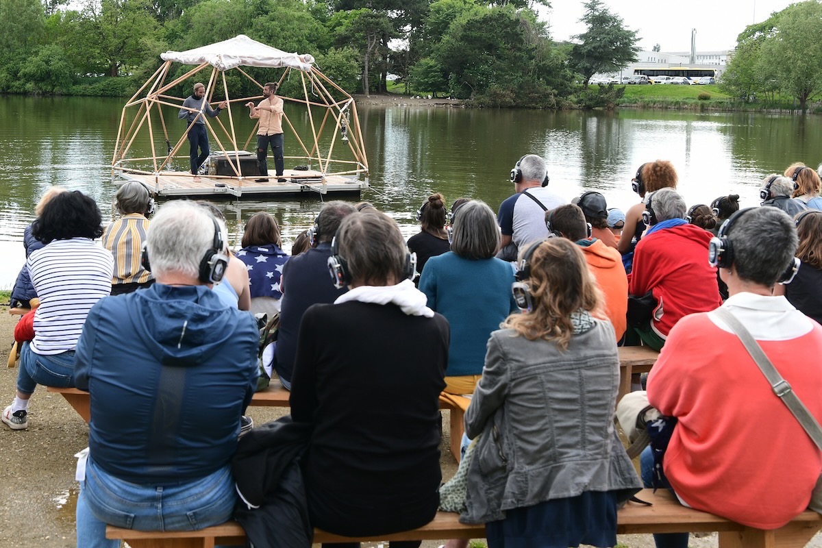 "Dilo" en partenariat avec Athénor. Un spectacle a écouter au casque sur les liens qui unissent l'homme à l'eau.