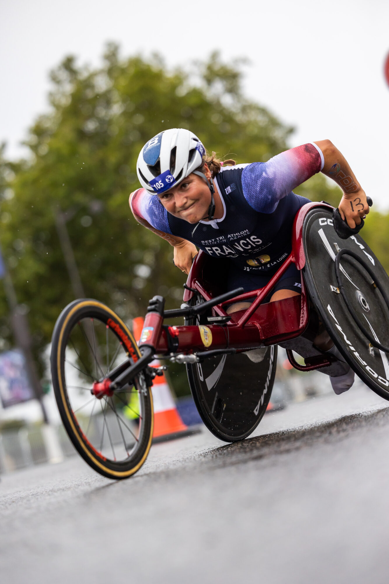 Mona Francis élancée sur son handbike en compétition le 21 février 2016. Le 2 septembre prochain, la sportive licenciée à Saint-Nazaire tentera de décrocher une médaille au para-triathlon de Paris 2024.
