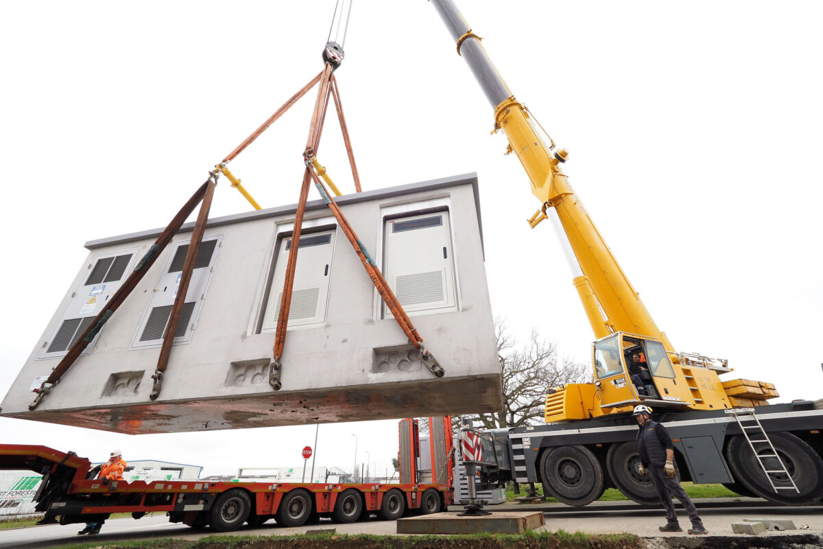 Pose de la première sous-station électrique du réseau hélyce à Montoir de Bretagne