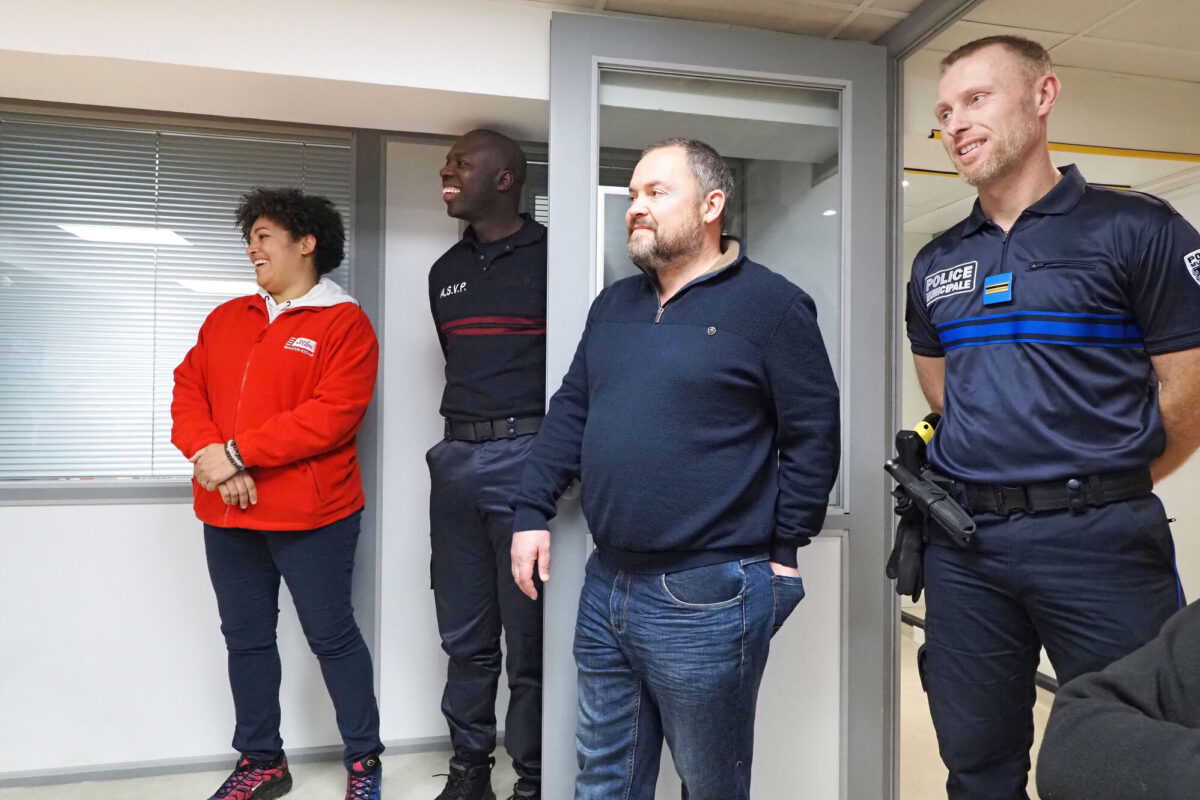 Médiateurs, ASVP, agents d'accueil et policiers municipaux expliquent leurs fonctions au public.