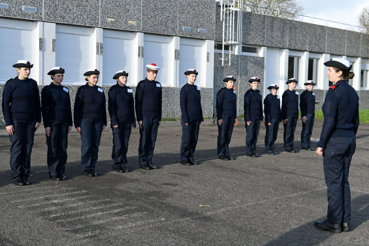 Les stagiaires de la PMM sont encadrés par cinq professionnels de la Marine nationale, dont la quartier-maître cheffe Raphaëlle Fournier (à droite sur la photo).