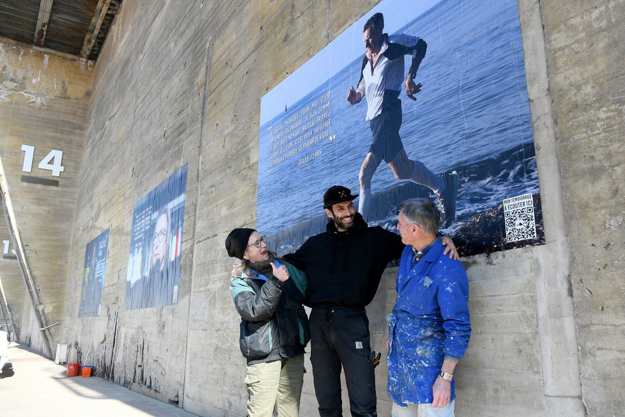 Installation de l'exposition sur l'âgisme sur les murs de la base sous-marine.