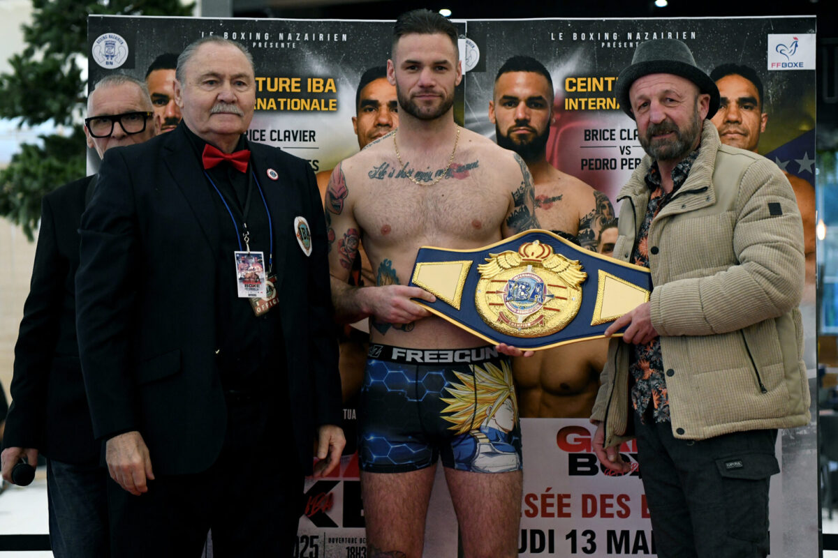Brice Clavier et son entraîneur Stéphane Cazeaux lors de la pesée officielle dans la galerie du E.Leclerc Océanis, avant le gala de boxe ce 14 mars à la Soucoupe.