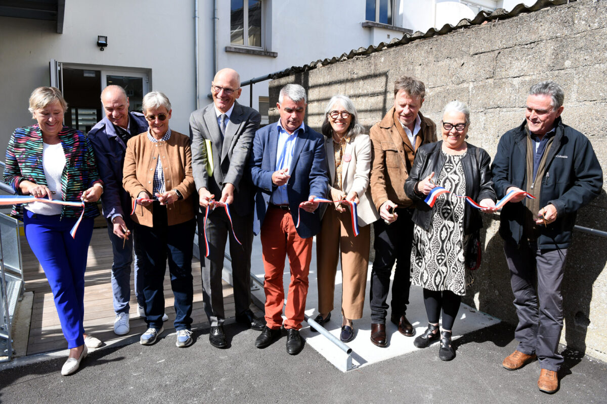 Bénédicte Blouin, Présidente du conseil d'administration de la CAF de Loire-Atlantique, un fils de Christiane Cabalé, Lydie Mahé, adjointe au maire, Éric Wispelaere, sous-préfet de Saint-Nazaire, David Samzun, maire de Saint-Nazaire, Myriam Bigeard, conseillère départementale, Hervé Gransart, président de SFLA (Solidarités femmes Loire-Atlantique) et les enfants de Christiane Cabalé