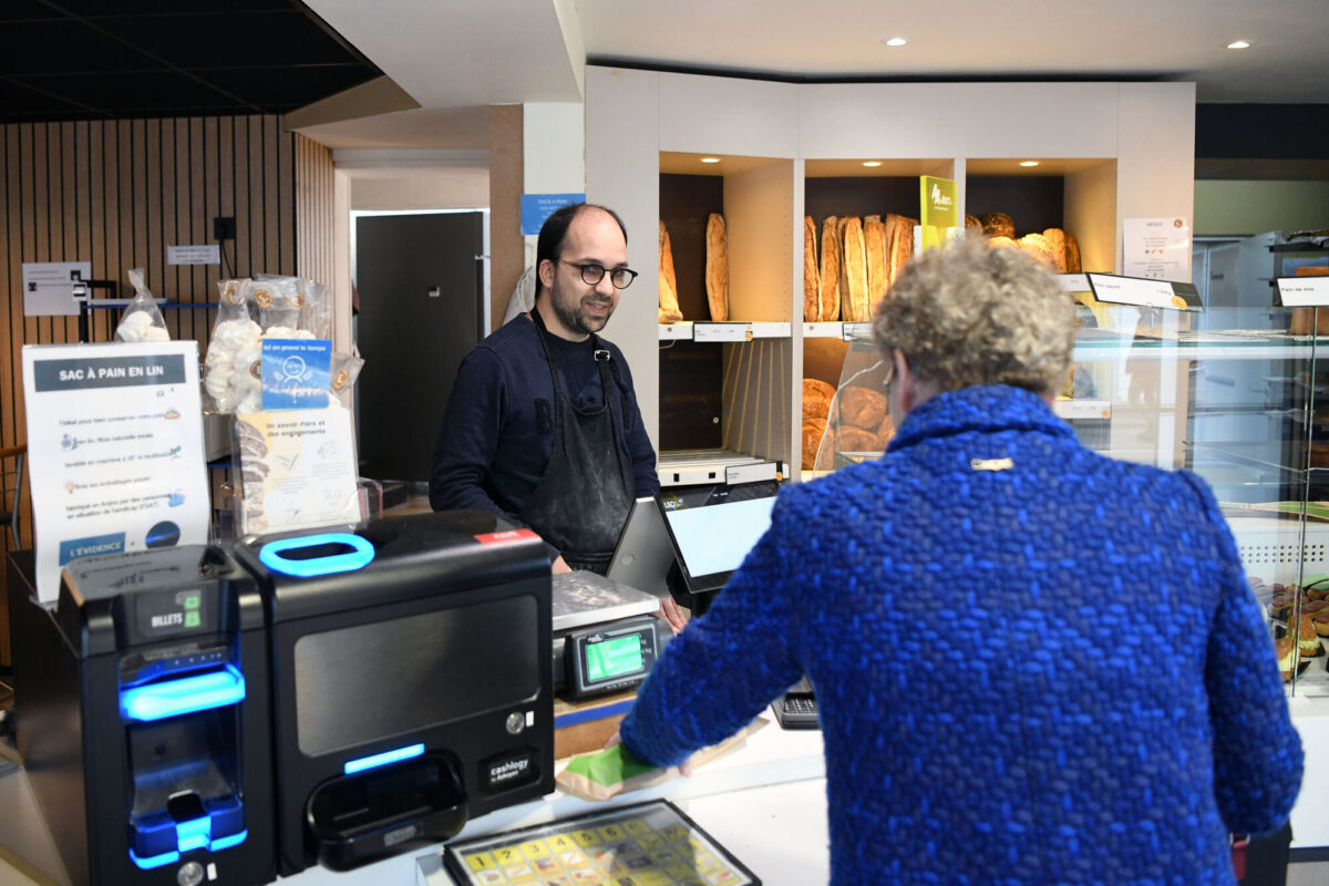 Matthieu occupe un poste en vente à la boulangerie l'Évidence.