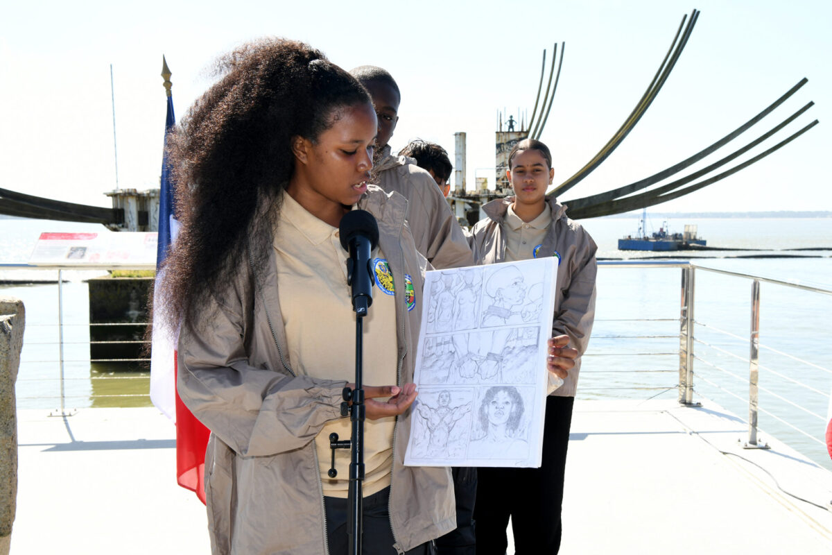 Des collégiens sont venus tout spécialement de Guyane pour la cérémonie à Saint-Nazaire, où ils délivrent leurs messages sur l'histoire de l'esclavage et ce qu'elle représente dans leurs vies. Ils ont créé une planche dessinée pour illustrer leurs mots, qu'ils ont offertes à la Ville.