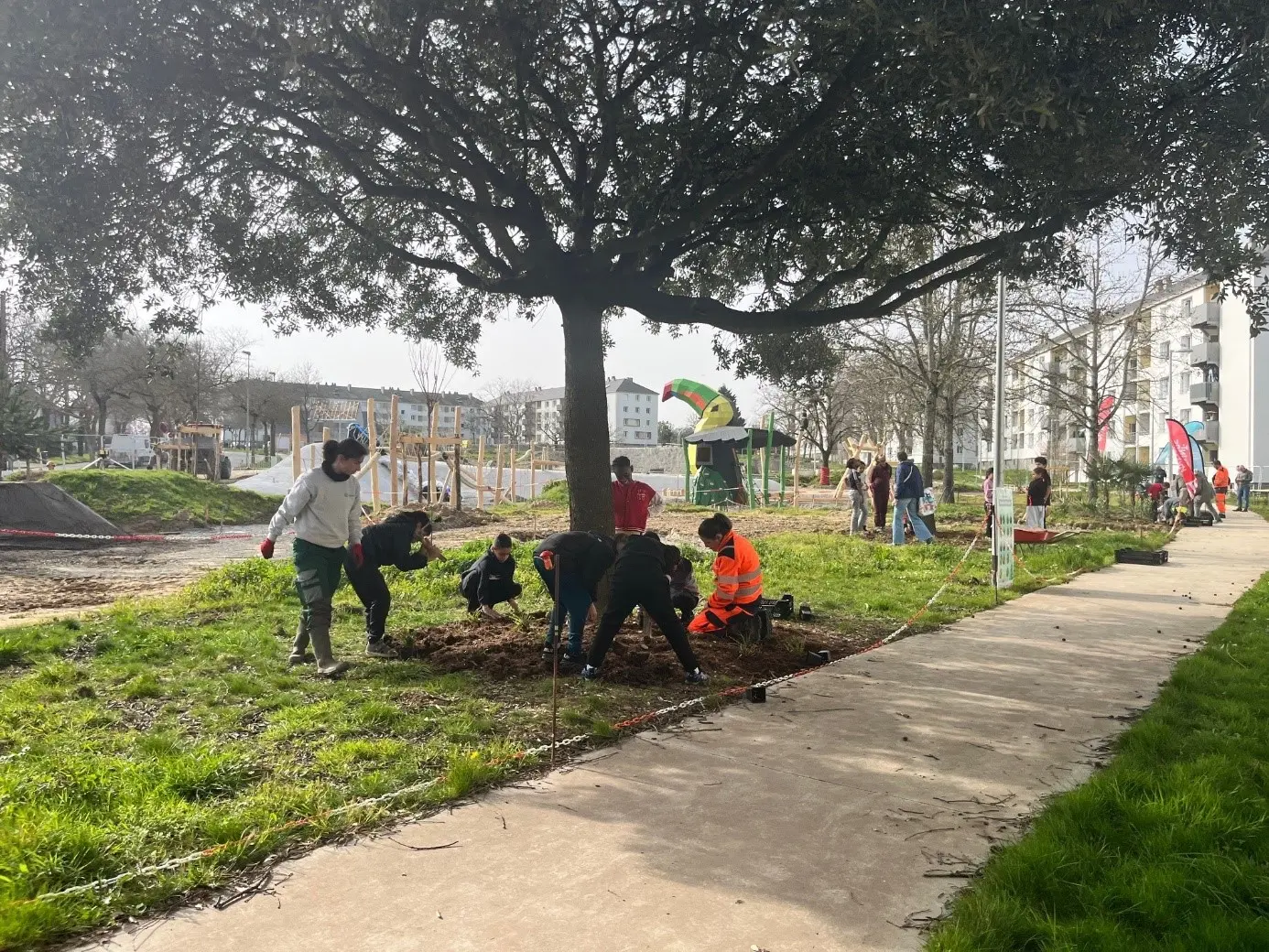 Début mars, 38 élèves de CM1-CM2 ont participé à la plantation de dizaines d’arbres sur le site et ont donné son nom au parc du Toucan, repère joyeux et fédérateur à l’image du lieu.